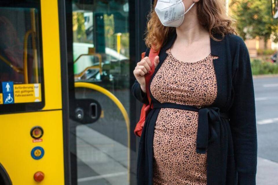 Schwangere Frau mit FFP2-Maske Schwangere Frau mit FFP2-Maske