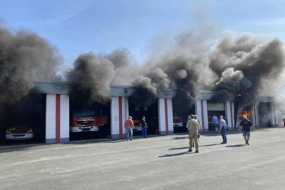 Feuerwehrhalle in Flammen