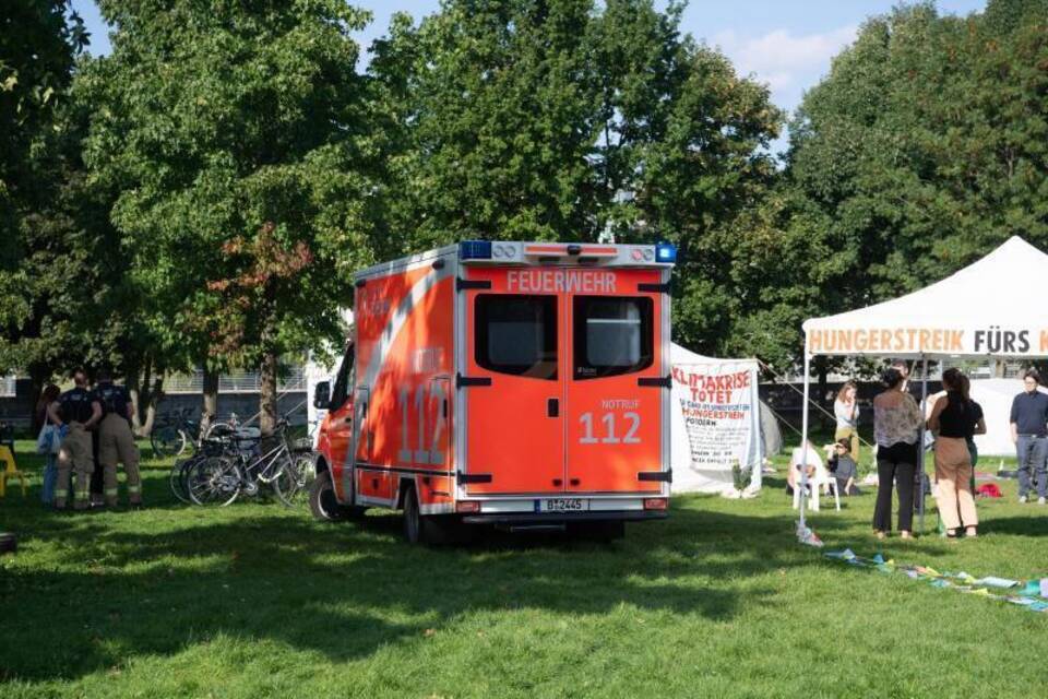 Krankenwagen beim Klima-Hungerstreik Krankenwagen beim Klima-Hungerstreik