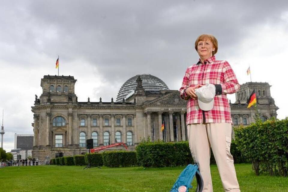 Wachsfigur von Merkel im Freizeitlook