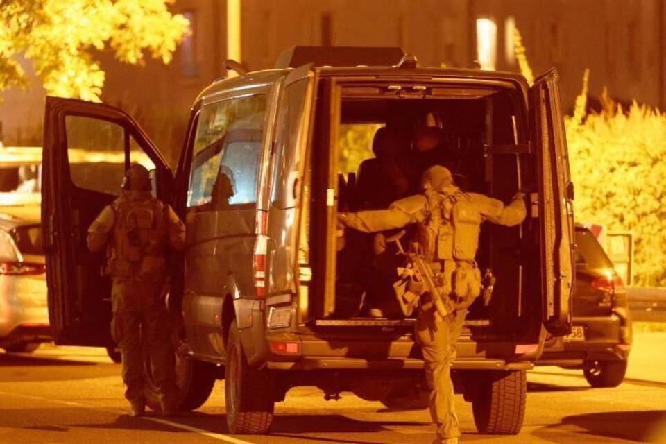 Nach Waffenfund: Polizei-Großeinsatz in Düsseldorfer Hotel Nach Waffenfund: Polizei-Großeinsatz in Düsseldorfer Hotel