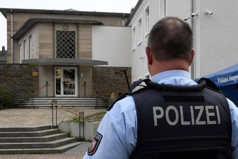 Polizei an  der Synagoge in Hagen