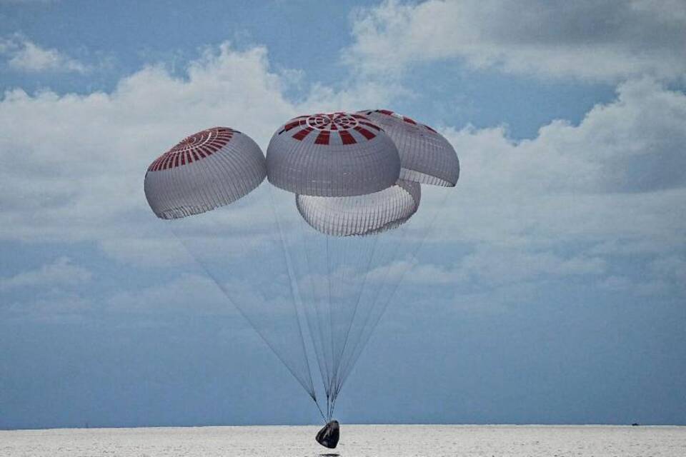 Laien-Astronauten nach Reise ins Weltall zurück auf der Erde Laien-Astronauten nach Reise ins Weltall zurück auf der Erde