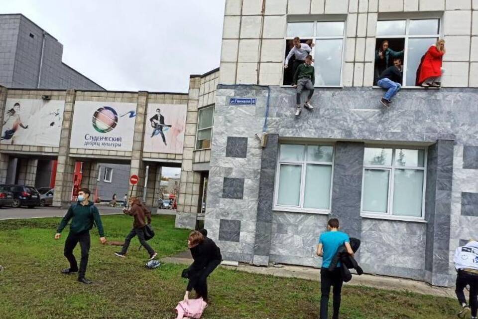 Mann schießt an Uni in Russland um sich Mann schießt an Uni in Russland um sich
