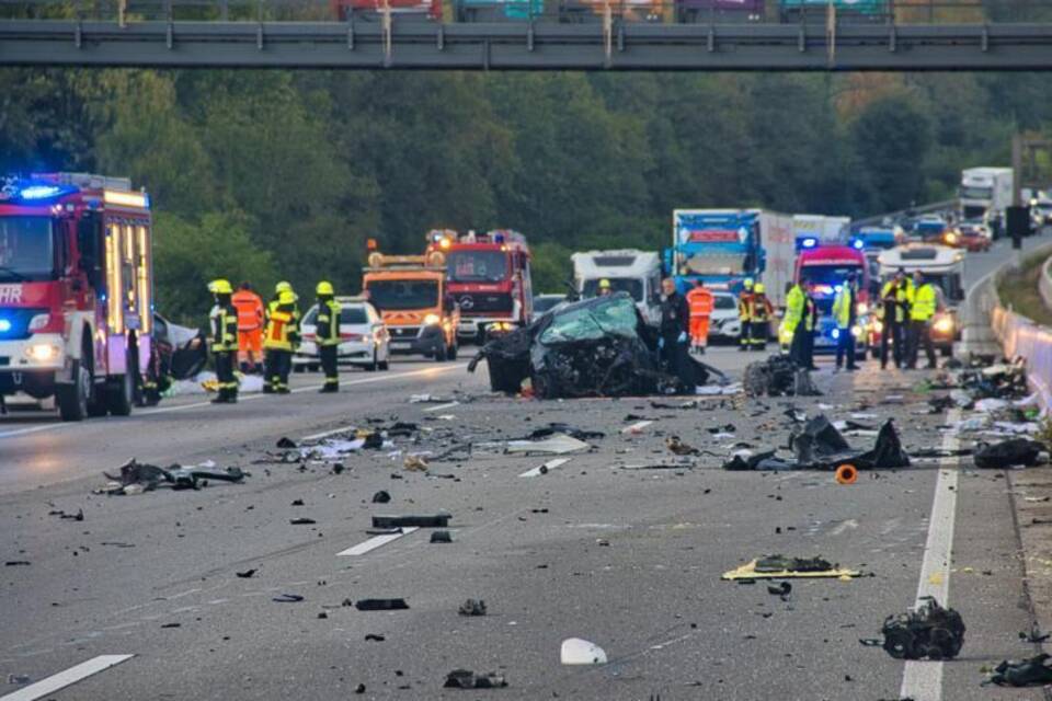 Mehrere Tote bei Verkehrsunfall auf A5 in Hessen Mehrere Tote bei Verkehrsunfall auf A5 in Hessen