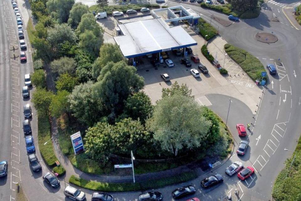Warteschlange vor Tankstelle Warteschlange vor Tankstelle