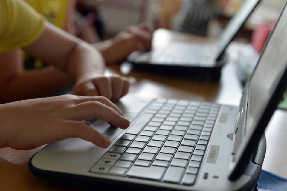 Online und allein - Wenn zu viel Internet Jugendliche einsam macht Online und allein - Wenn zu viel Internet Jugendliche einsam macht
