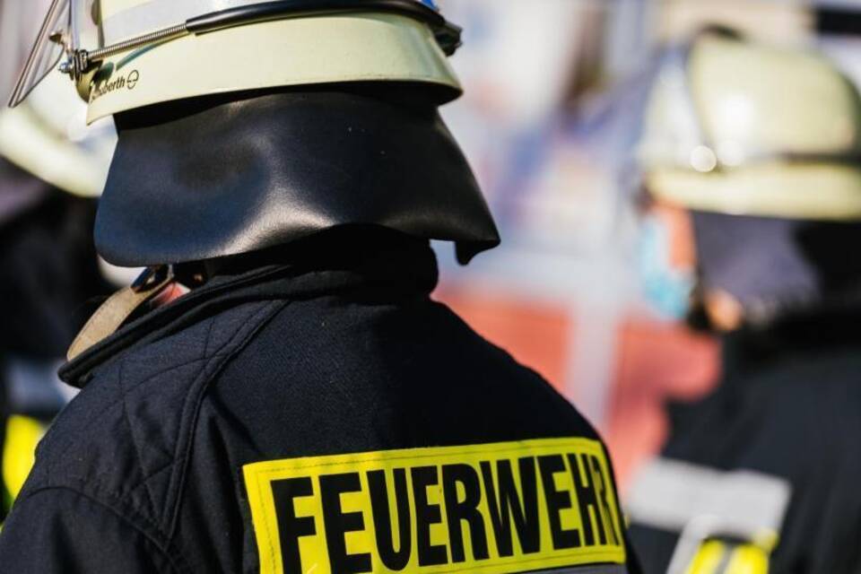 Einsatzkräfte der Feuerwehr stehen nebeneinander Einsatzkräfte der Feuerwehr stehen nebeneinander