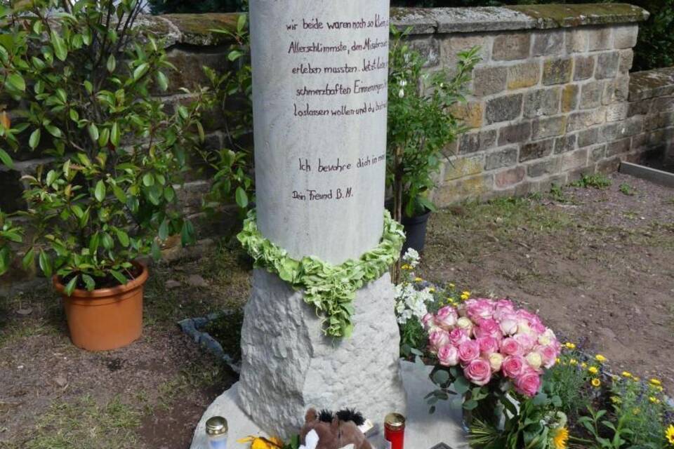 Gedenkstein für verschwundenen Pascal Gedenkstein für verschwundenen Pascal
