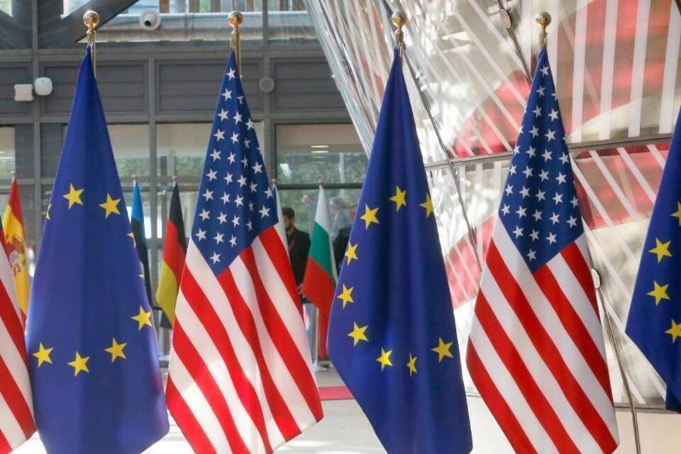 US- und EU-Flaggen