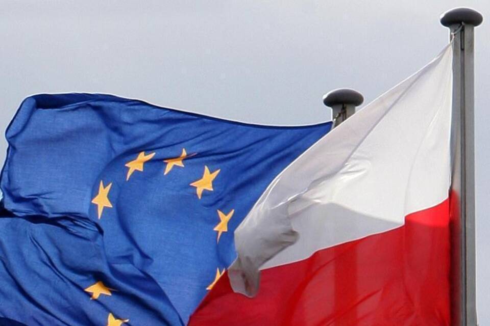 Fahnen der EU und von Polen