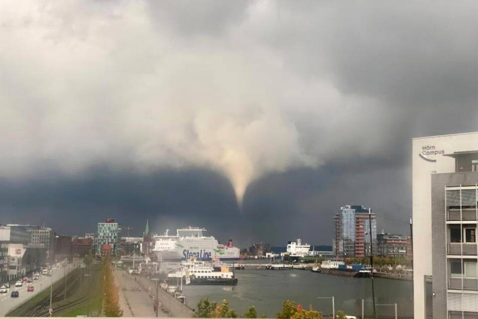 KINA - Tornado wirbelt durch die Luft