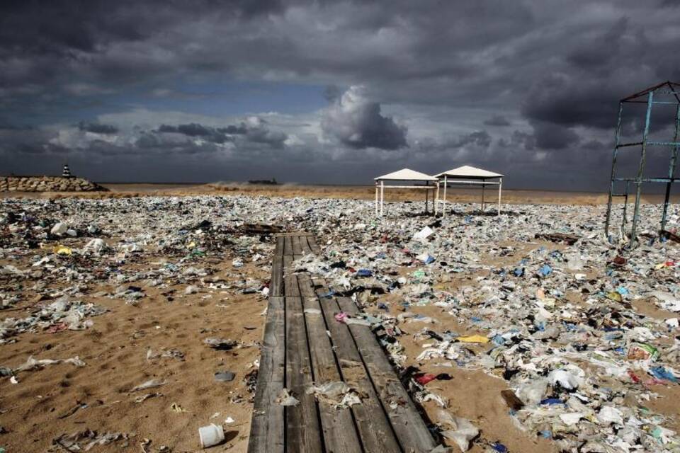 Plastikmüll liegt am Strand am Mittelmeer