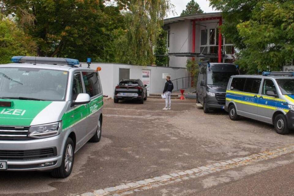 Polizei vor Impfzentrum Polizei vor Impfzentrum