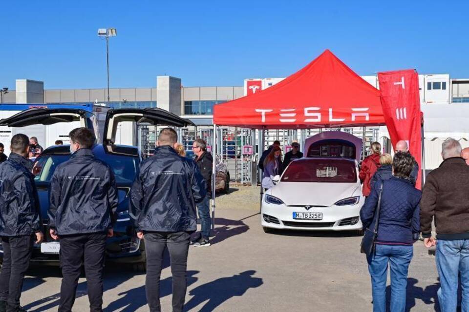Tag der offenen Tür in der Tesla Gigafactory