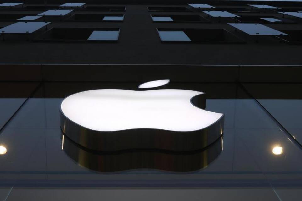 Apple Apple