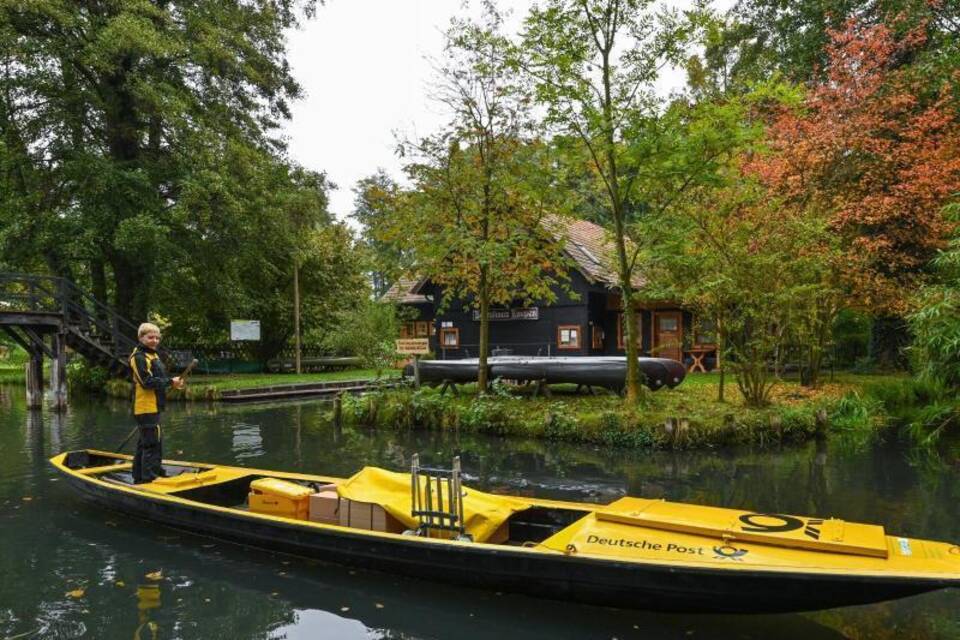 Postzustellerin im Spreewald