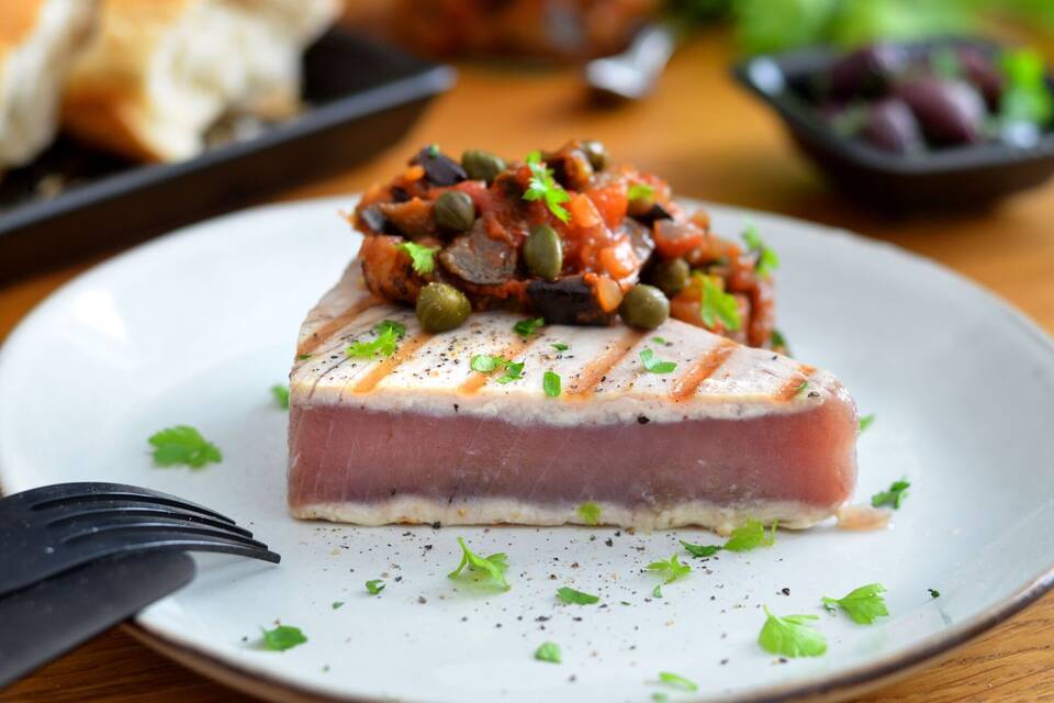 Sizilianische Küche: Thunfischsteaks mit Caponata - Essen &amp; Trinken ...