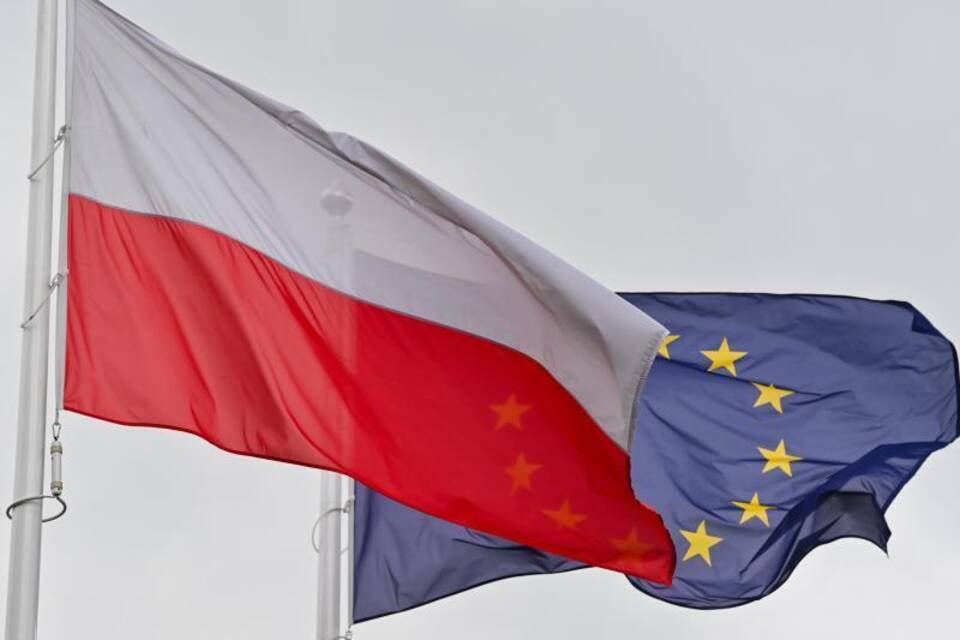 Polnische Flagge und EU-Flagge
