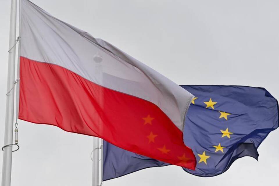 Polnische Flagge und EU-Flagge Polnische Flagge und EU-Flagge