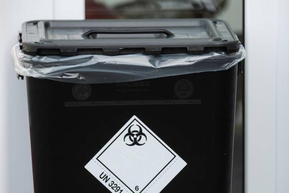 Mülleimer in einem Krankenhaus Mülleimer in einem Krankenhaus