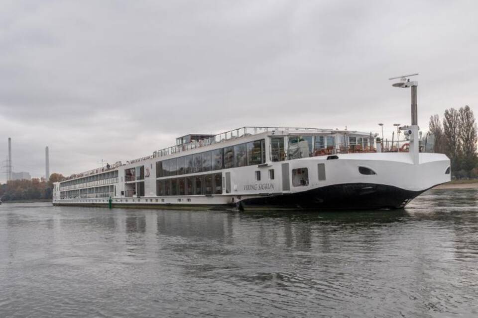 Zwei Schiffe haben sich im Rhein festgefahren