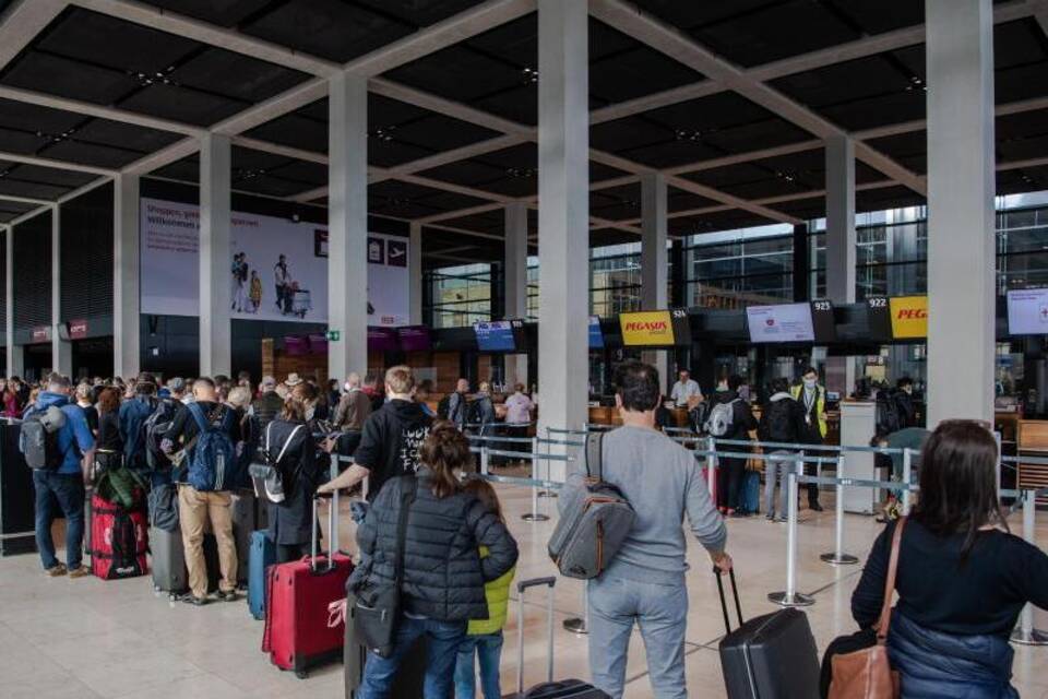 Reisende am Flughafen