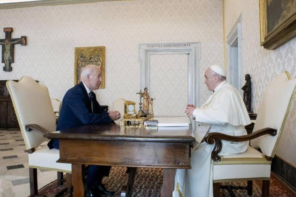 Joe Biden + Papst Franziskus Joe Biden + Papst Franziskus