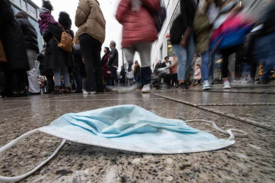 Maske auf Boden Maske auf Boden