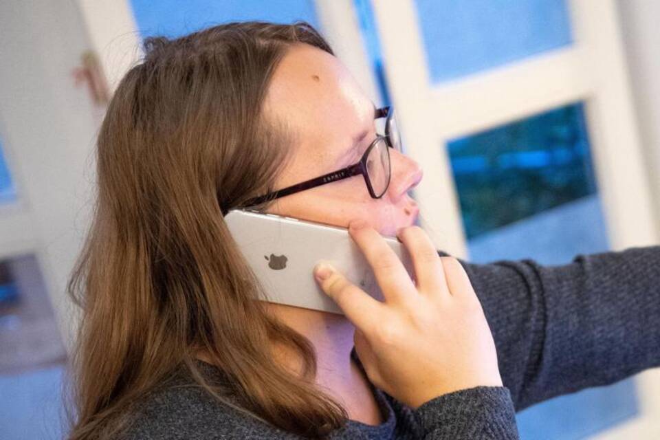 Frau telefoniert mit Smartphone Frau telefoniert mit Smartphone