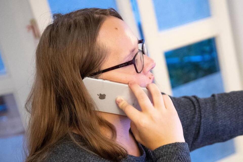 Frau telefoniert mit Smartphone