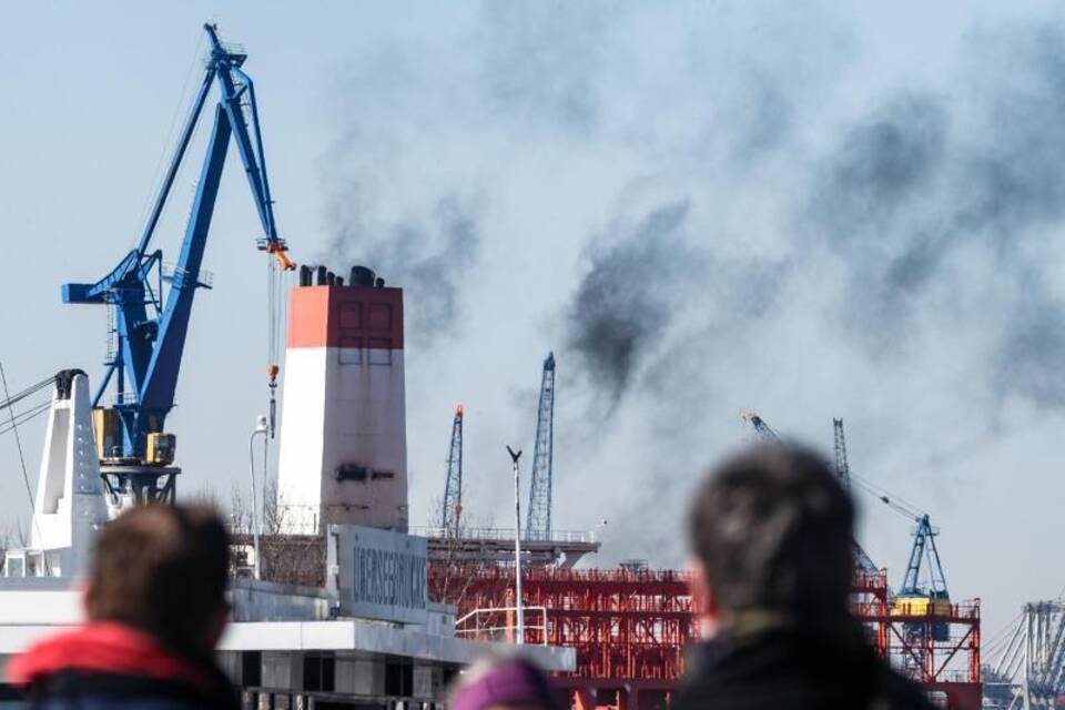 Schiffsabgase im Hamburger Hafen