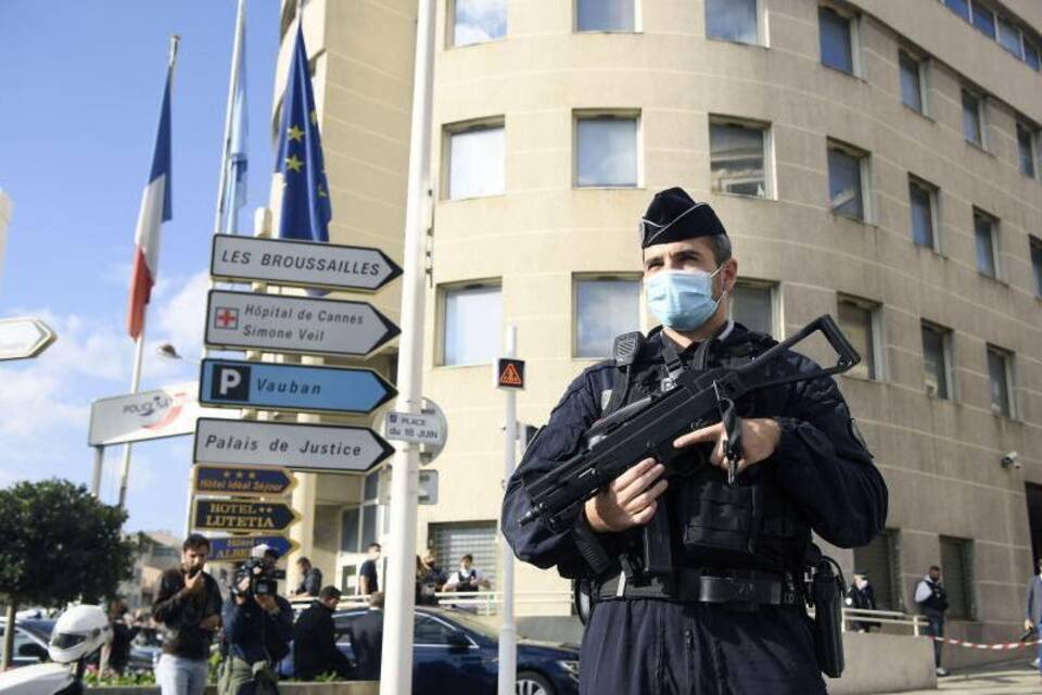 Messerangreifer attackiert Polizisten in  Cannes