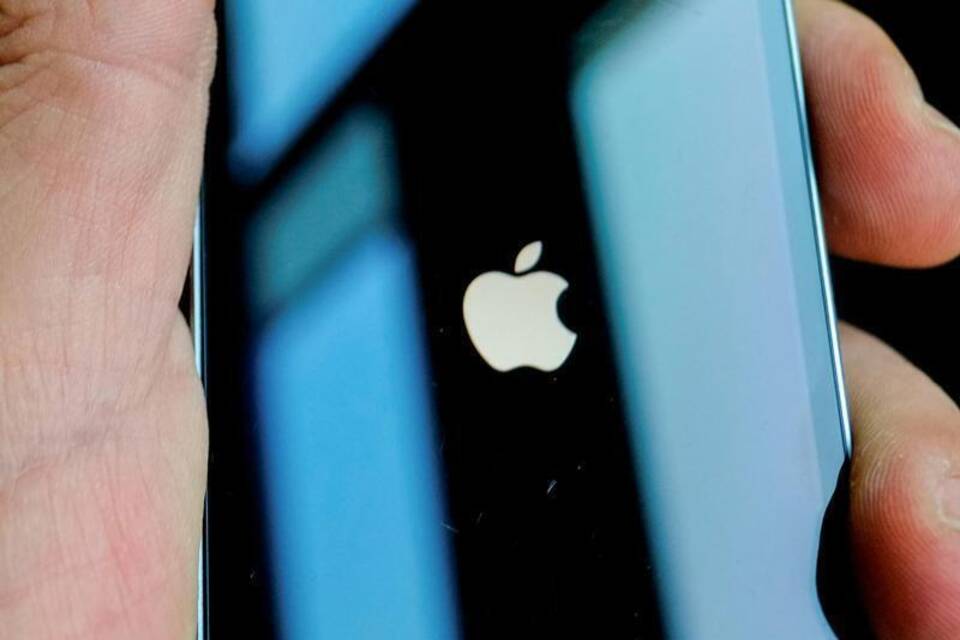 Apple Apple