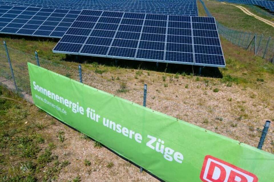 Photovoltaik-Park liefert Strom für die Deutsche Bahn Photovoltaik-Park liefert Strom für die Deutsche Bahn