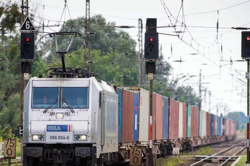 Güterzug mit E-Lok