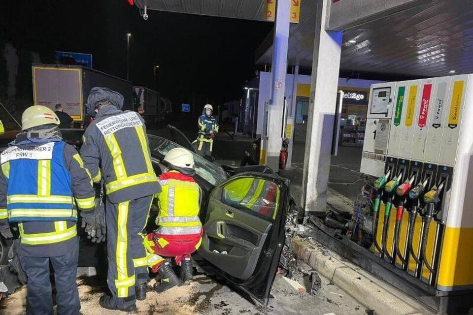 Auto fährt in Zapfsäule Auto fährt in Zapfsäule