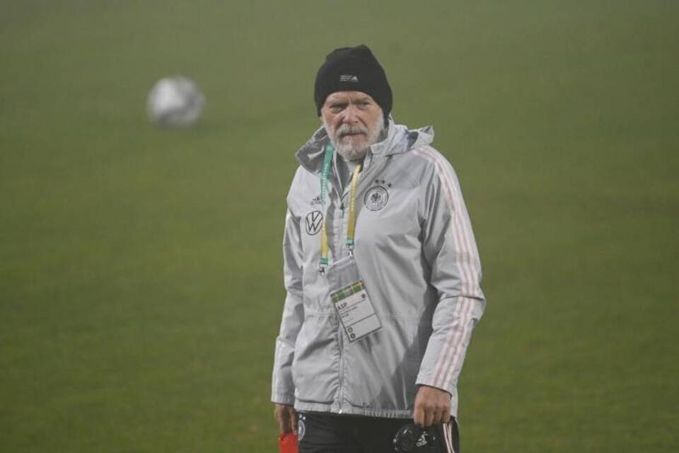 Trainer Hermann Gerland Trainer Hermann Gerland