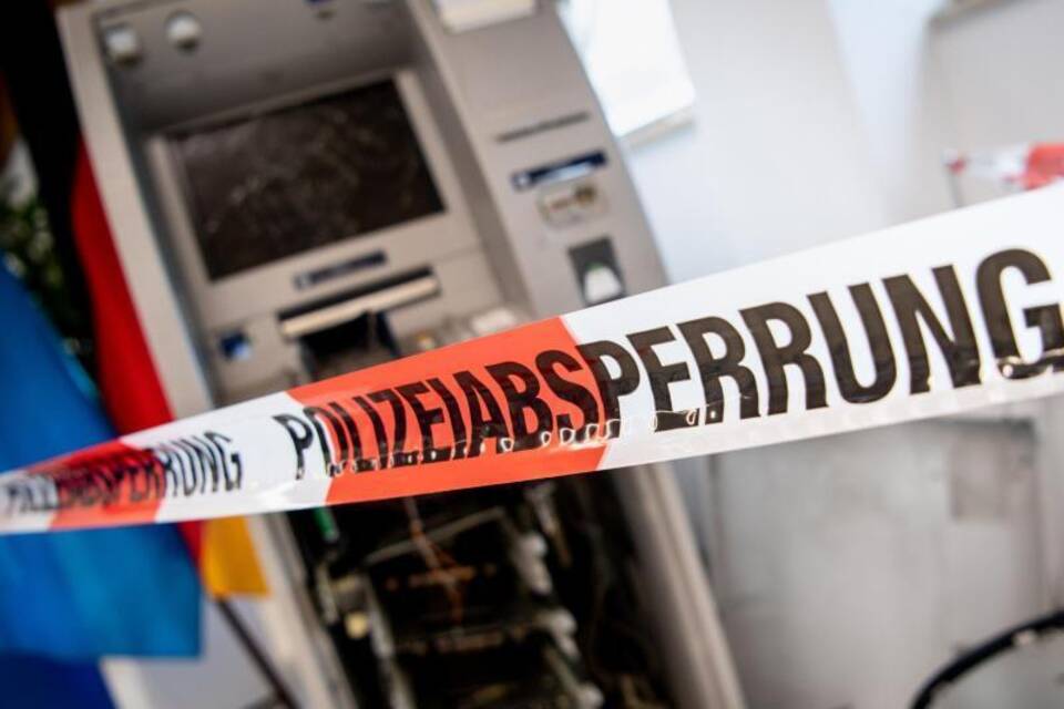 Polizeiabsperrung vor Bankautomaten