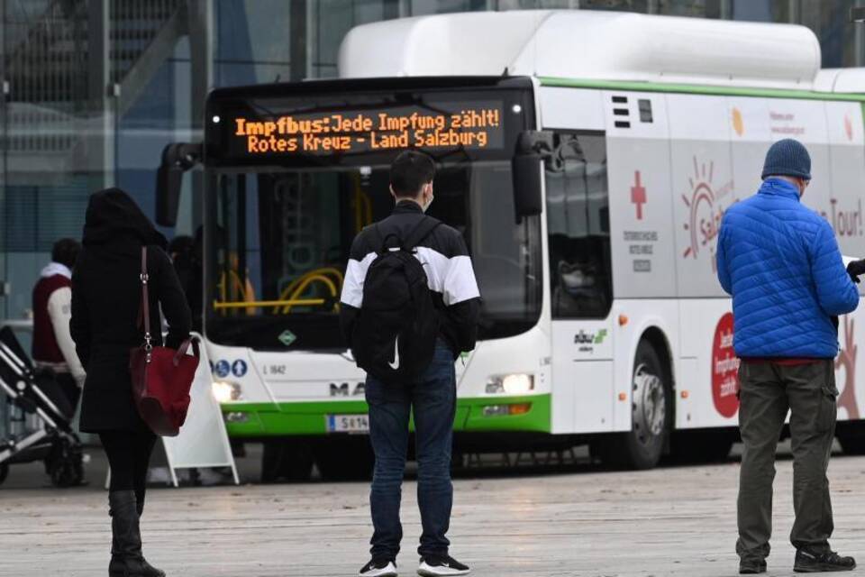 Warten vorm Impfbus Warten vorm Impfbus