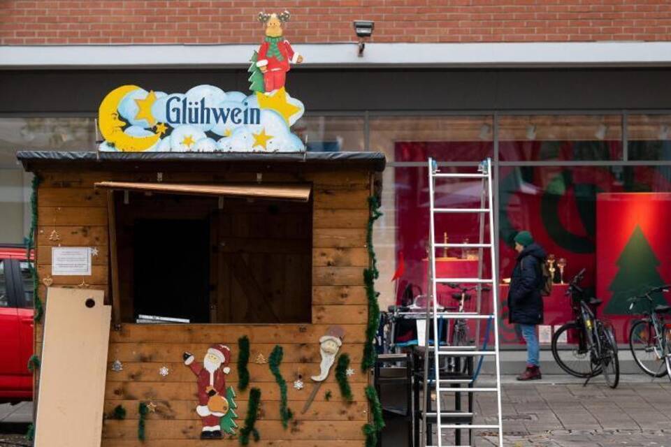 Aufbau Weihnachtsmarkt in München