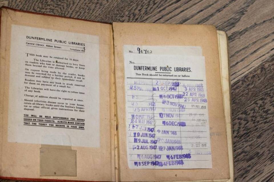 Mehr als 70 Jahre ausgeliehenes Buch zurück Mehr als 70 Jahre ausgeliehenes Buch zurück
