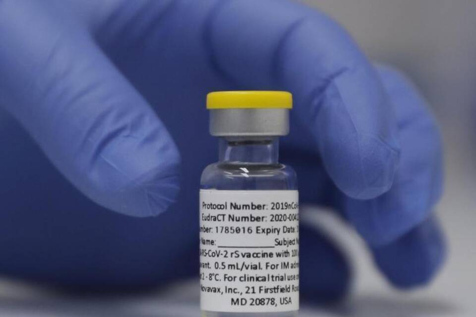Eine Ampulle mit dem Corona-Impfstoff von Novavax. Eine Ampulle mit dem Corona-Impfstoff von Novavax.