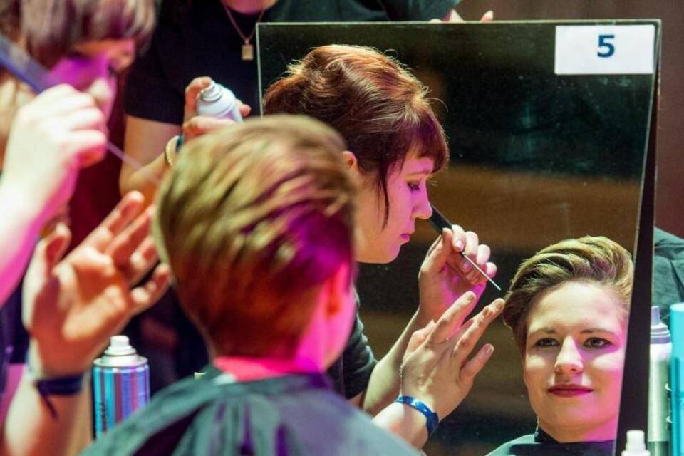 Junge Friseurin Junge Friseurin