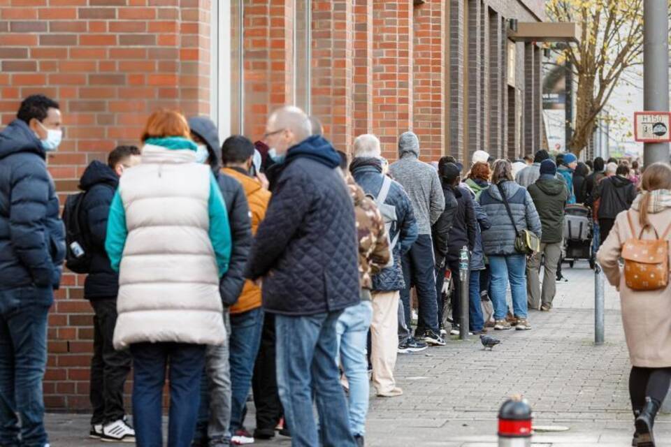 Menschenschlange vor Impfzentrum