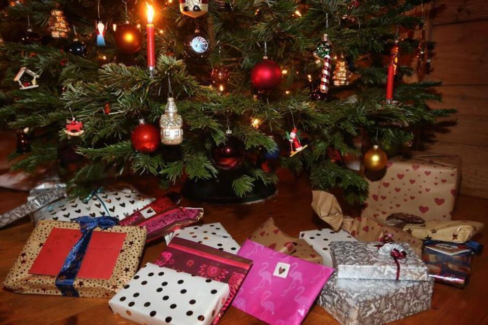 Weihnachtsgeschenke unter Weihnachtsbaum Weihnachtsgeschenke unter Weihnachtsbaum