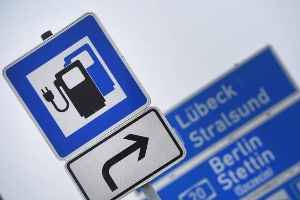 Schnellladestation an der Autobahn Schnellladestation an der Autobahn