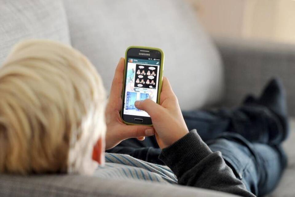 Kind mit Handy Kind mit Handy