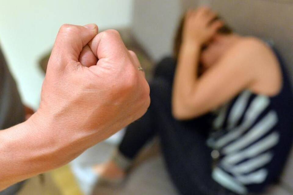 Gewalt gegen Frauen Gewalt gegen Frauen