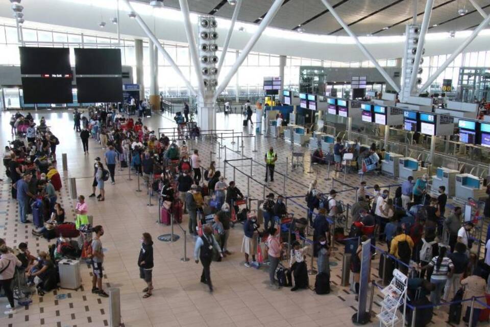 Reisende am Flughafen Kapstadt